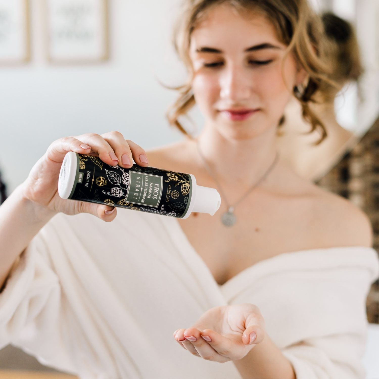 Eros gel za tuširanje v roki