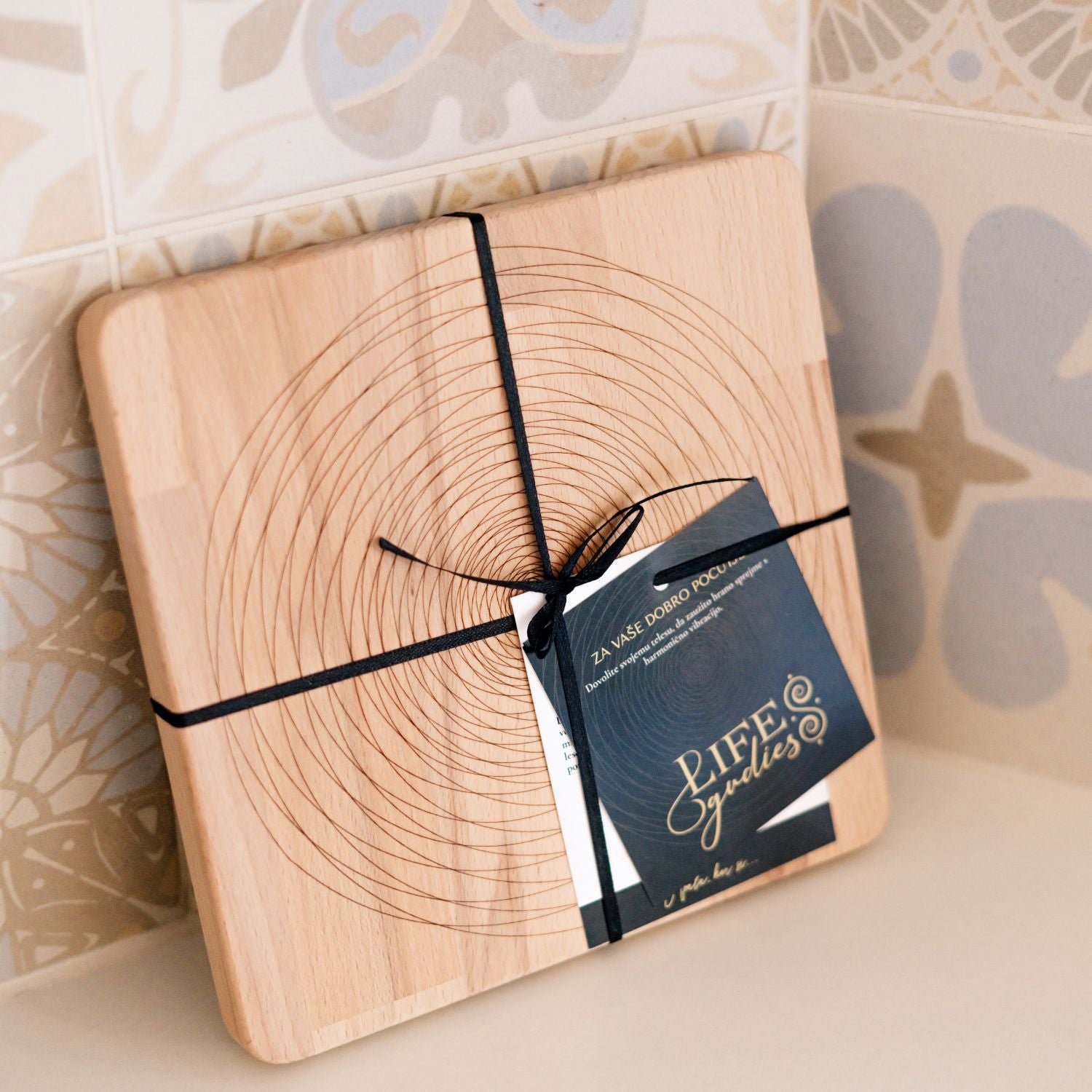 Lesena deska z vrezano spiralo