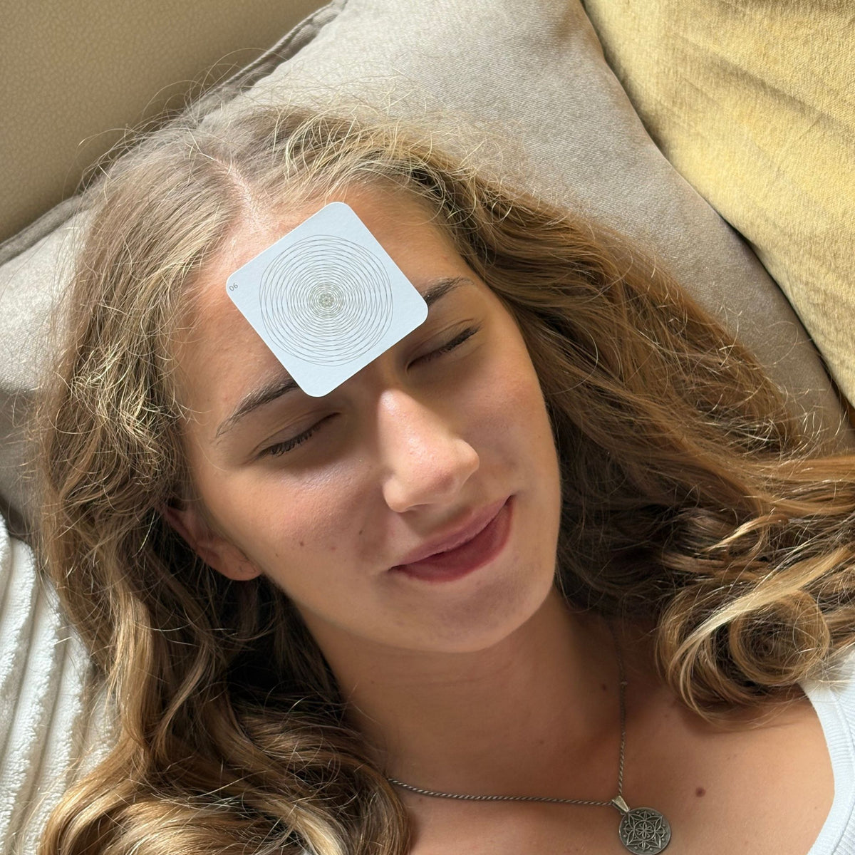 Uporaba Turkizne zlate spirale na čelu angelca