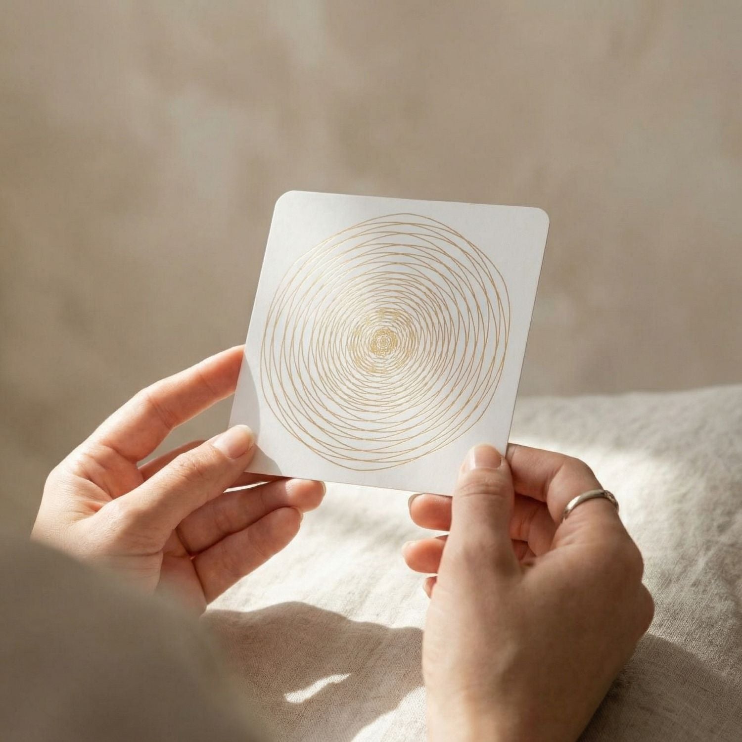 Zlata_spirala_-_velika_v_rokah_angelca.si