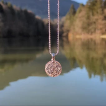 Naloži video: Energijski srebrn obesek – RED IN RITUALI