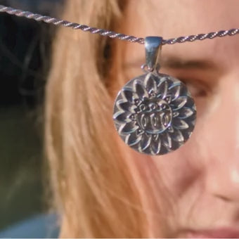 Naloži video: Energijski srebrn obesek - AKTIVNA INTELIGENCA