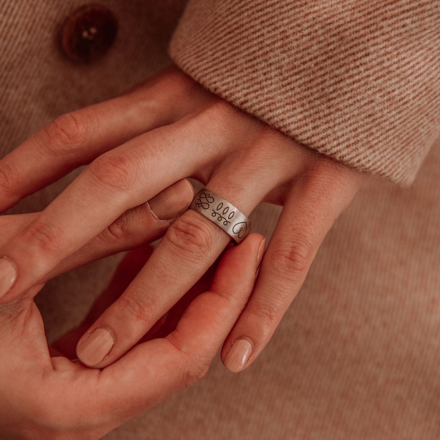 prstan eternity life ring na prstu