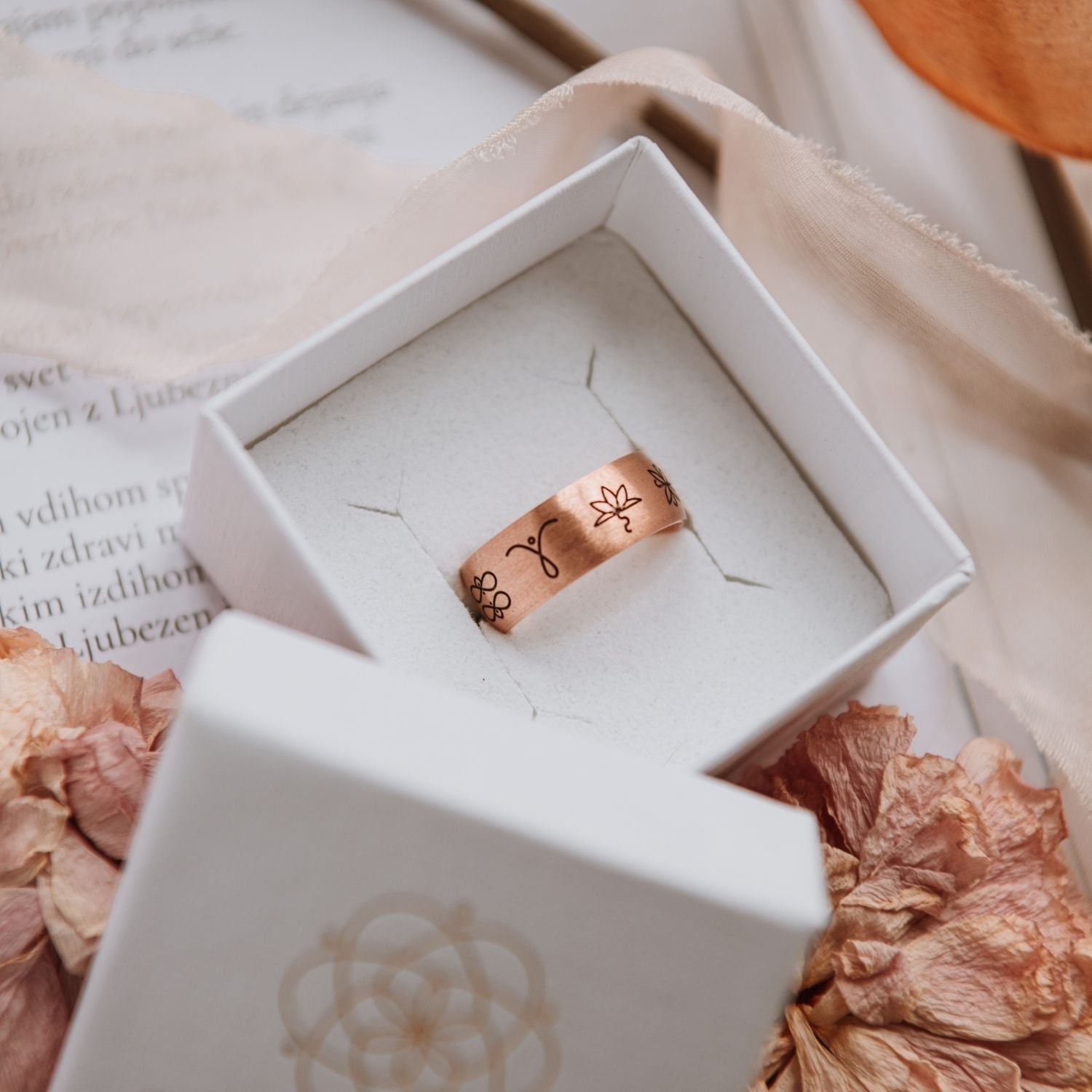 prstan zlat rose gold v skatljici